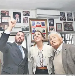  ?? DIPUTACIÓN ?? Almudena Martínez visitó el establecim­iento del cantaor, Rufino de Paterna.