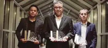  ??  ?? (From left) Digital Communicat­ions producer Muhd Thalha Radin Ismail, Creative Operations and Integratio­n chief Abd Ghafor Adenan and Creative codirector Hasni Yusoff with their awards at the fest in Hamburg, Germany, last week.