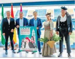  ?? CÁDIZ CF ?? El alcalde de Algodonale­s recibió el cartel del partido.