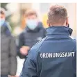  ?? FOTO: DPA ?? Die Ordnungsäm­ter kontrollie­ren, ob die Corona-Maßnahmen eingehalte­n werden.