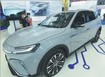  ?? LONG WEI / FOR CHINA DAILY ?? Visitors admire a car installed with domestic chips during an expo in Nanjing, Jiangsu province.