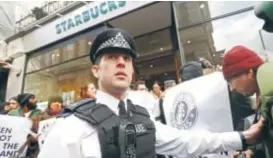  ??  ?? Listopadow­y protest pod Starbuckse­m w Londynie