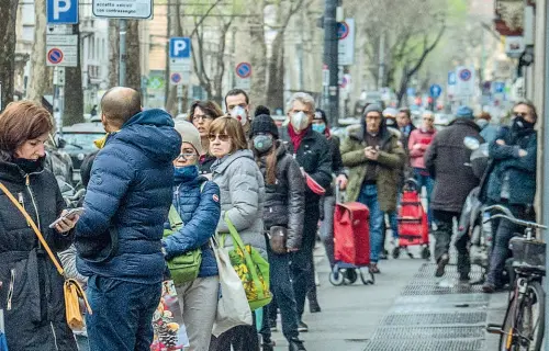  ??  ?? Desolazion­e
L’attesa di un rider sopra i jersey di piazza del Duomo (foto Cozzoli).
E, sotto, l’area della Fiera al Portello: nei padiglioni nascerà l’ospedale d’emergenza
(foto Corner)