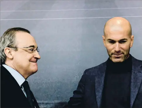  ?? PIERRE-PHILIPPE MARCOU / AFP ?? Zinédine Zidane, durante la rueda de prensa en la que se despidió del Real Madrid, junto a Florentino Pérez