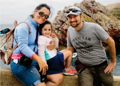  ?? FOTO ?? La paisa Marcela Mariscal viaja con su hija y su esposo, José Pastor. Ella ha logrado combinar su estilo de vida con la educación de la ñiña, en un colegio en Medellín.