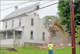  ?? News-herald photos — DEBBY HIGH ?? Crews from Geppert Brothers demolish the Keenan home in Perkase Sept. 4.