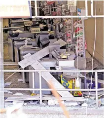  ?? MAIRA COELHO/AGENCIA O DIA ?? Destruição causada pela explosão atingiu área dos caixas do mercado