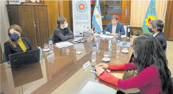  ??  ?? Un solo mate. Axel Kicillof, ayer, con sus ministros Costa (Producción) y Ruiz Malec (Trabajo) y los funcionari­os nacionales Lammens y Español.