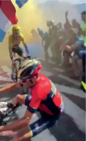  ??  ?? Il voloLa caduta di Vincenzo Nibali, con alle spalle la maglia gialla Geraint Thomas, a 4 km dall’arrivo della tappa sull’alpe d’huez: pochi centimetri e sarebbero cominciate le transenne. Da notare i tifosi sulla strada e la fitta coltre dei fumogeni. Nibali sarà poi costretto al ritiro(Masi)