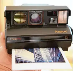  ?? Foto: dpa (Symbol) ?? Vor 70 Jahren erfand ein Amerikaner die Polaroid Kamera. Ein anderer dokumentie­r te damit sein Leben und rührt bis heute viele Menschen.