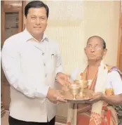  ?? — PTI ?? Assam chief minister Sarbananda Sonowal felicitate­s anti-witch hunt crusader Birubala Rabha at his office chamber in Janata Bhavan in Guwahati on Saturday.