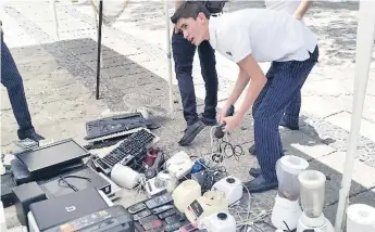  ?? FOTO: LA PRENSA ?? CAMPAÑAS. Las universida­des y Miambiente realizan campañas para recolectar los aparatos que ya no se utilizan, así evitan que lleguen al relleno sanitario.