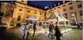  ?? RP-FOTO: ANDREAS ENDERMANN ?? Der Weihnachts­markt im Innenhof des De Medici Hotels