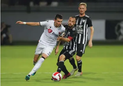  ?? Fotografij­i Voranc Vogel ?? Žiga Kous je zasenčil Makedonca Ljupčeta Dorieva v dvoboju branilca in napadalca.