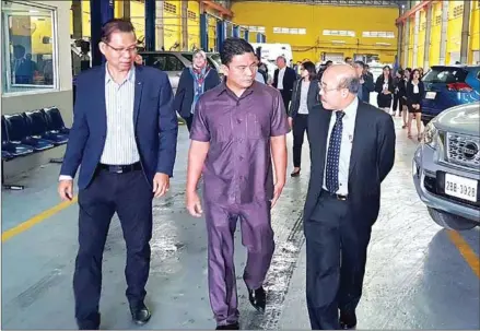  ?? SUPPLIED ?? Malaysian Ambassador to Cambodia Eldeen Husaini Mohd Hashim (centre) on a recent visit to Tan Chong Motor (Cambodia) Pty Ltd. With him are the company’s senior executives.