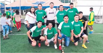  ??  ?? CAMPEONES. El Ministerio Público ganó el primer lugar y recibió su trofeo y un uniforme.