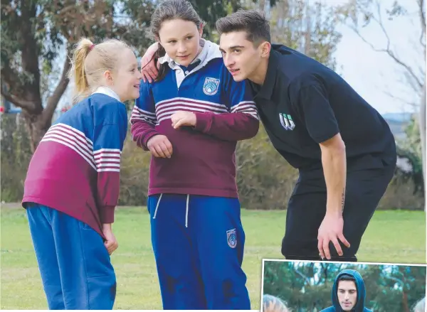  ??  ?? MAIN: Western United recruit Joshua Cavallo talks to two Kardinia Internatio­nal College students. INSET: United signing James Delianov with Geelong Grammar students during a school visit.