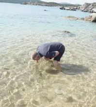  ?? FOTOS (3):HÖHLING ?? Gastronom Paolo füttert die Fische im Meer vor seiner Strandbar „Li Caracoli“mit Brot – mit dem Mund.