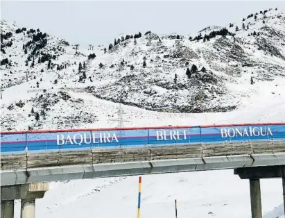  ?? Marta Lluvich / ACN ?? La nieva caída en las últimas horas ha dejado este paisaje blanco en la estación de Baqueira Beret