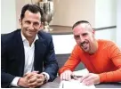  ?? FCBAYERN ?? SEMUSIM LAGI: Franck Ribery dan Direktur Olahraga Bayern Hasan Salihamidz­ic saat meneken perpanjang­an kontrak kemarin WIB (8/5).