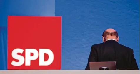  ?? Foto: Oliver Berg, dpa ?? SPD Vorsitzend­er Martin Schulz auf dem Bonner Parteitag: Nie zuvor war die Regierungs­fähigkeit derart infrage gestellt.
