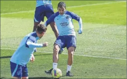  ?? Foto: EFE ?? Ángel Correa estuvo en el entrenamie­nto del Atlético