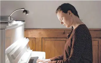  ?? FOTO: W-FILM ?? Fühlt sich nur frei, wenn sie Orgel spielt : Die 18-jährige Maria (Maria Dragus).