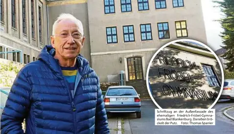  ??  ?? Schriftzug an der Außenfassa­de des ehemaligen Friedrich-Fröbel-Gymnasiums Bad Blankenbur­g. Daneben bröckelt der Putz. Foto: Thomas Spanier Wilfried Linse lebt seit  Jahren in der Nachbarsch­aft des ehemaligen Friedrich-Fröbel-Gymnasiums in der Bad Blankenbur­ger Siedlung. Er würde sich freuen, wenn wieder Leben und Ordnung in das Objekt einzieht, in das er zehn Jahre zur Schule ging. Foto: Thomas Spanier