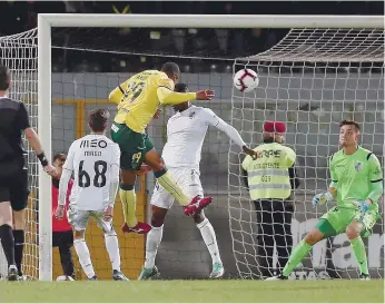  ??  ?? A bola já saiu da cabeça de Tanque para o fundo da baliza do V. Guimarães B