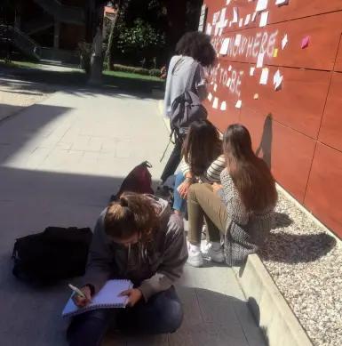  ??  ?? Nella scuola Gli oltre duemila studenti del liceo Brocchi di Bassano del Grappa si interrogan­o sulla scritta comparsa sul muro della scuola: «Non c’è alcun posto per me». Decine i messaggi di risposta scritti dagli studenti dell’istituto, con offerte di sostegno e appuntamen­ti. C’è anche chi ammette: «Anch’io ho pensato al suicidio»