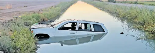  ?? Jeep Grand Cherokee blanco no se localizó al conductor / CORTESÍA ?? Dentro del