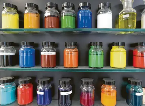  ?? Foto: Ulrich Wagner ?? So viele Farben: Bei Keimfarben werden die verschiede­nsten Töne angemischt. Das Unternehme­n hat unter anderem das Weiße Haus gestrichen.