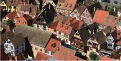  ??  ?? Avec son centre historique parfaiteme­nt préservé, Kaysersber­g est l’une des plus belles cités de la « Route des Vins » d’Alsace.