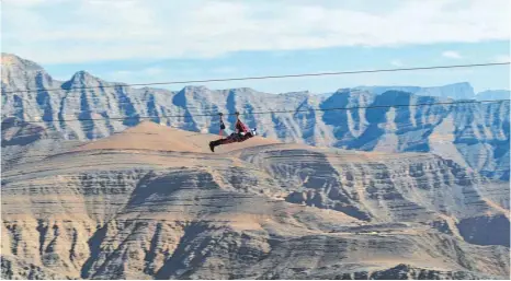  ?? FOTOS: DPA ?? Bis zu 150 Stundenkil­ometer schnell werden Wagemutige auf der neuen Rekord-Zipline in Ras al Khaimah.