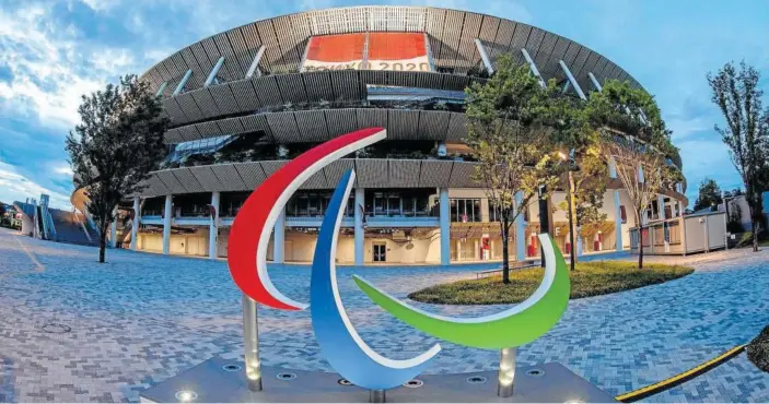  ?? Foto: Efe ?? Los ‘Agitos’, símbolos de los Juegos Paralímpic­os, en el exterior del Estadio Olímpico en Tokio.