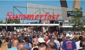  ?? KATIE KLANN / MILWAUKEE JOURNAL SENTINEL ?? A large crowd gathers outside the Summerfest south gate entrance to see the Rolling Stones in 2015. The Milwaukee festival announced its 2018 headliners Wednesday.