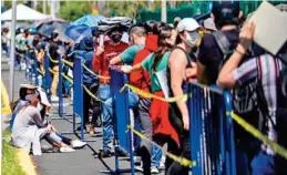  ?? ?? CAMPAÑA. Miles de jóvenes poblanos se volcaron a los centros de vacunación instalados en la capital para recibir el biológico contra el Covid-19.