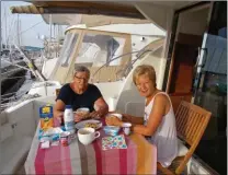  ??  ?? Petit-déjeuner matinal dans la marina de Kastela. Situé à une poignée de kilomètres de Split, ce port au calme est le point de départ idéal pour partir à la visite de la cité doclétienn­e.