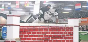  ?? FOTO: RVK ?? Beim Turnier des RV Keppeln geht es am Samstag zum letzten Mal im Mächtigkei­tsspringen über die legendäre Mauer.