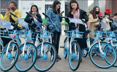  ?? PROVIDED TO CHINA DAILY ?? Bike-rental player Hellobike is popular among female bike-sharing users in Shenyang, Liaoning province.