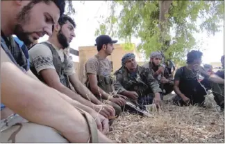  ??  ?? صورة لمقاتلي الجيش الحر قبل انطلاقهم لتنفيذ عملية ضد قوات النظام في درعا قبل أيام
(رويترز)