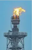  ?? GETTY IMAGES ?? Quema de gas en una refinería en Bandeburgo (Alemania).