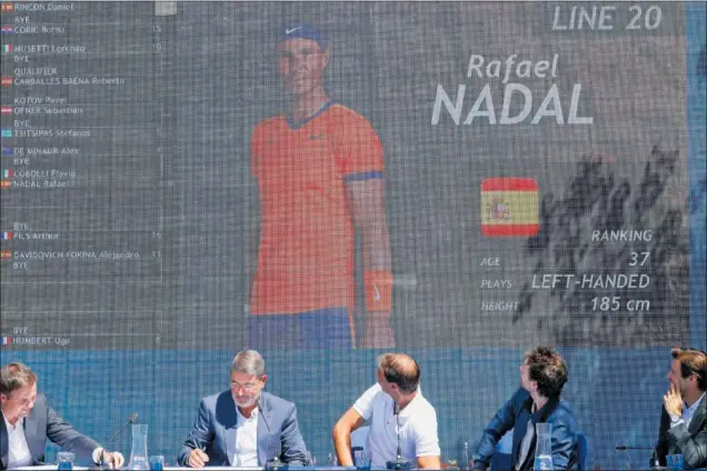  ?? ?? Rafa Nadal observa en la pantalla gigante del Fan Corner del Real Club de Tenis Barcelona su propia figura, en un sorteo del que fue mano inocente junto al actor Peter Vives.