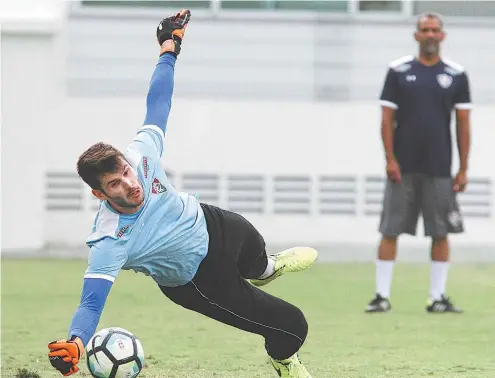  ??  ?? Júlio César se esforça no treino: goleiro aposta na força da juventude tricolor