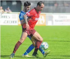  ?? FOTO: CHRISTIAN METZ ?? Der TSV Berg (vorne Silvio Battaglia gegen Weilers Galvan Lovakovic) geht trotz des schlechten Saisonstar­ts als Favorit ins Pokalspiel gegen den SV Weingarten.