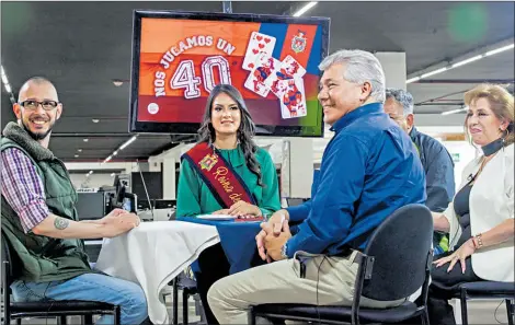  ?? Armando prado / el comercio ?? •
La reina Estefanía Barreno (c), Bernardo Abad y otros invitados jugaron una partida de 40 en EL COMERCIO.