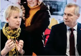  ?? FOTO: CATA PORTIN ?? ■ Sveriges utrikesmin­ister Margot Wallström ger i Finland uppbacknin­g till Socialdemo­kraternas ordförande och systerpart­ikollegan Antti Rinne inför riksdagsva­let. I övriga Europa backar socialdemo­kratin medan det är möjligt att Norden har tre socialdemo­kratiska statsminis­trar inom några månader. Det ger enligt dem möjlighet att föra fram sociala dimensione­r i EU-politiken.