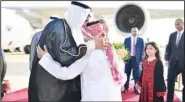  ?? Amiri Diwan photo ?? A young child extends a warm welcome to His Highness the Amir upon his arrival.