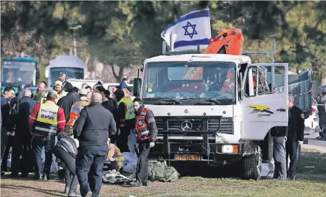  ??  ?? Vier Tote, 17 teils schwer Verletzte – das ist die Bilanz des Terroransc­hlags mit dem Lkw. Die Polizei erschoss den Attentäter noch hinter dem Steuer.