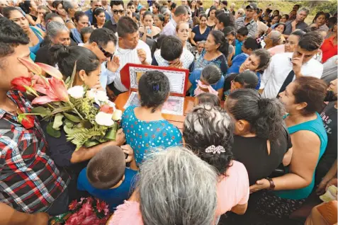  ??  ?? Entierro. La mujer y su hija fueron sepultadas, en el mismo ataúd, en el cementerio municipal de San Juan Opico.